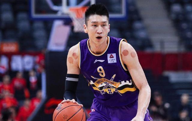 乌克兰代表队在男篮赛中历经波折获胜，表现亮眼